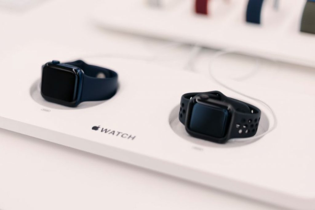 Apple Watch SE Stock